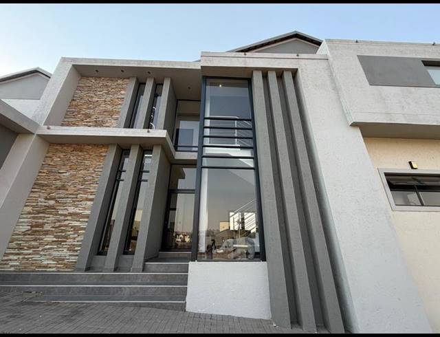 5 BEDROOM HOUSE FOR SALE IN BLUE VALLEY GOLF ESTATE